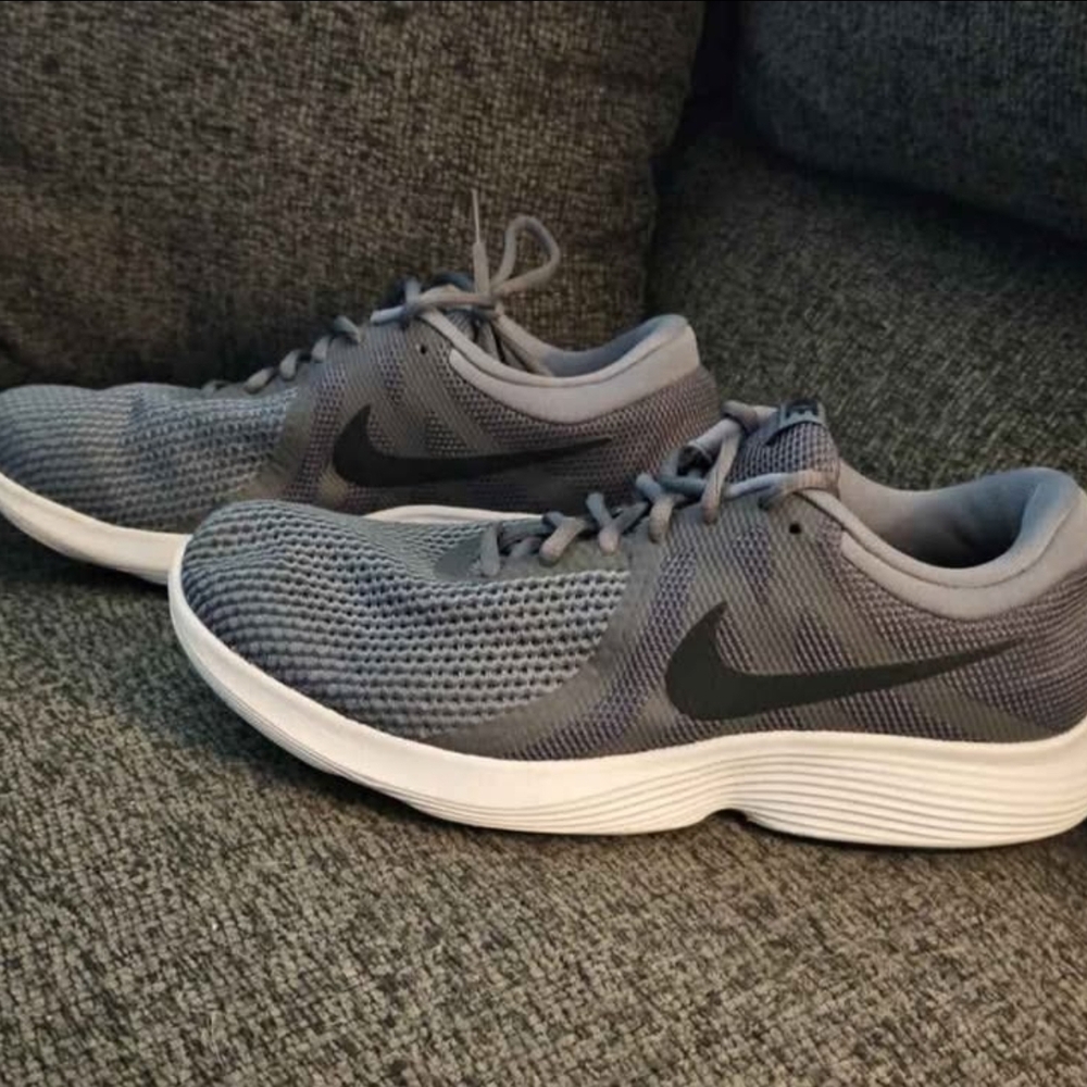 Nike Gray and Black Athletic Shoes for Performance